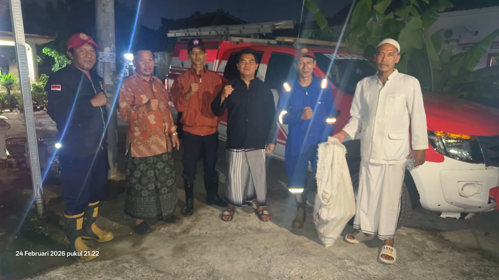 Petugas Damkar Evakuasi sarang tawon di rumah warga Panyindangan Wetan